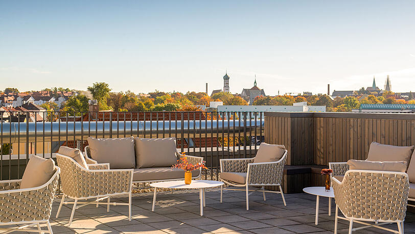 Die Rooftop-Terrasse des Leonardo Augsburg ist der perfekte Ort für den entspannten Ausklang nach einem langen Meeting. Die Rooftop-Terrasse des Leonardo Augsburg ist der perfekte Ort für den entspannten Ausklang nach einem langen Meeting.