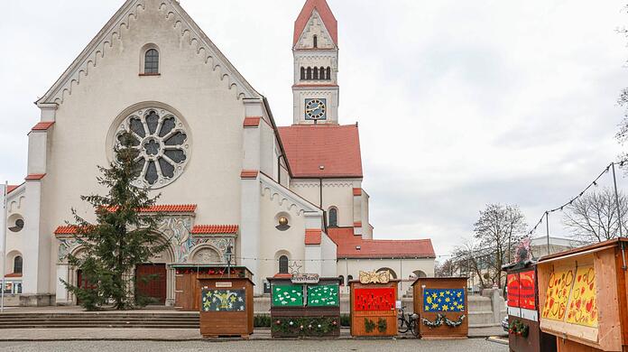 Einbrecher machten sich an den Buden des Pasinger Christkindlmarkts zu schaffen.