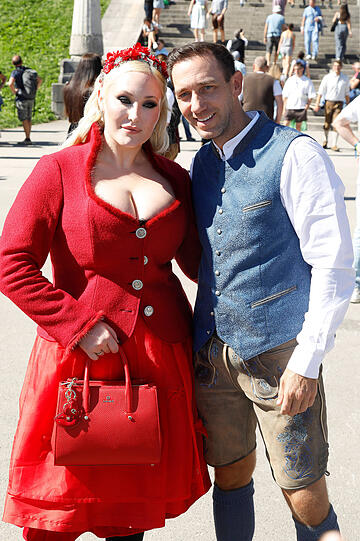 Hayley Hasselhoff posiert gut gelaunt mit Promi-Makler Marcel Remus.