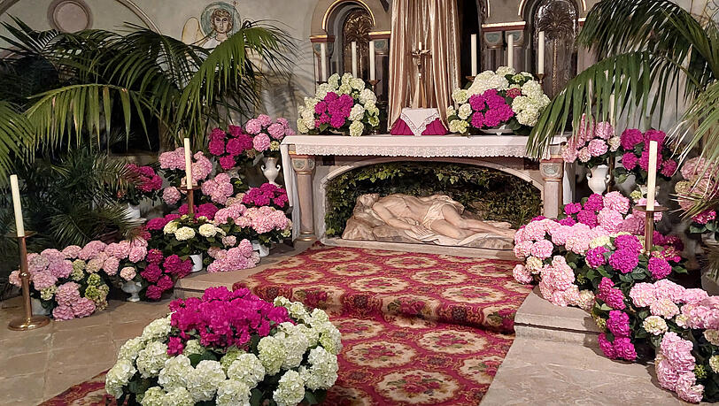 In St. Theresia in Neuhausen wird das Heilige Grab in der Klosterkrypta des angrenzenden Karmelitenkloster unter der Kirche aufgebaut.