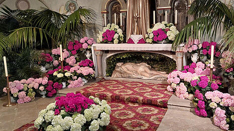 In St. Theresia in Neuhausen wird das Heilige Grab in der Klosterkrypta des angrenzenden Karmelitenkloster unter der Kirche aufgebaut.