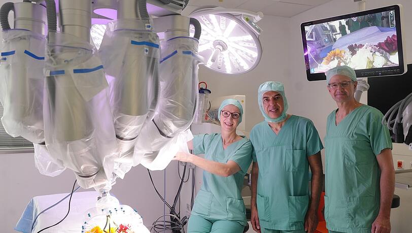 Vorreiter am Klinikum Bogenhausen: OP-Pflegerin Aleksandra Ristik mit den Chefärzten und Chirurgen Ayman Agha und Johannes Bodner (v.l.). Vorreiter am Klinikum Bogenhausen: OP-Pflegerin Aleksandra Ristik mit den Chefärzten und Chirurgen Ayman Agha und Johannes Bodner (v.l.).