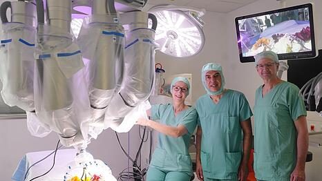 Vorreiter am Klinikum Bogenhausen: OP-Pflegerin Aleksandra Ristik mit den Chef&auml;rzten und Chirurgen Ayman Agha und Johannes Bodner (v.l.).