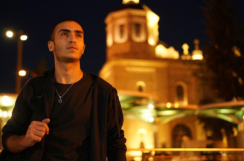 Meni Azulai (Ben Sultan) drifet ziellos durch sein Leben, als er am Stadion erstmals mit der Hooligan-Szene von Jerusalem in Ber&uuml;hrung kommt.