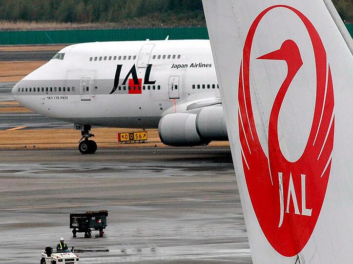 Logo der JAL an einer Maschine