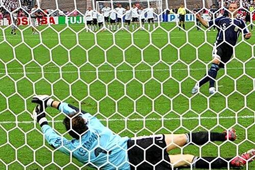 ens Lehmann hält den elfmeter gegenn  Esteban Cambiasso.