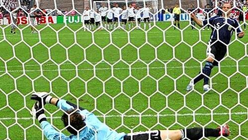 ens Lehmann hält den elfmeter gegenn Esteban Cambiasso. ens Lehmann hält den elfmeter gegenn Esteban Cambiasso.