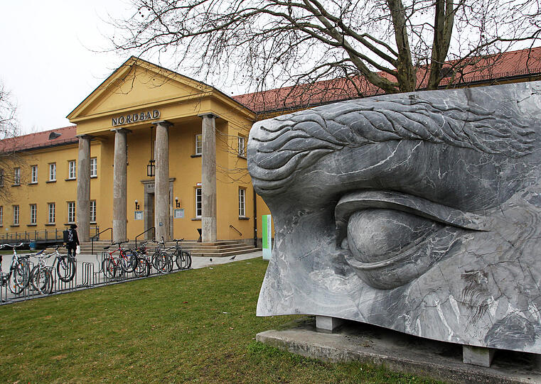 60. Die Augen-Skulpturen vor dem Nordbad sind Nachbildungen der Augen von Michelangelos &bdquo;David&ldquo;.