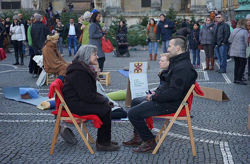 Augenkontakt und Umarmungen auf dem Odeonsplatz: Die Bilder von der Aktion am Sonntag.