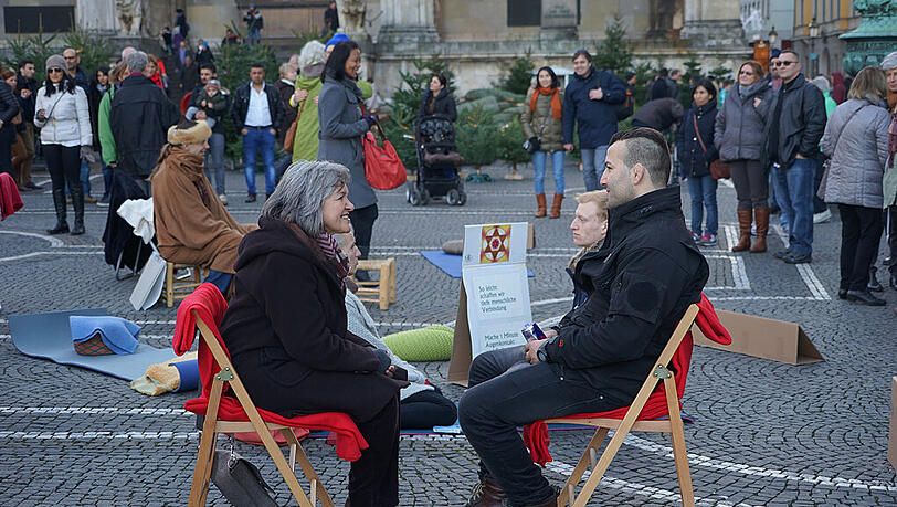 Augenkontakt und Umarmungen auf dem Odeonsplatz: Die Bilder von der Aktion am Sonntag. Augenkontakt und Umarmungen auf dem Odeonsplatz: Die Bilder von der Aktion am Sonntag.