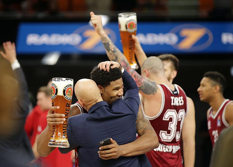 Die Basketballer des FC Bayern feiern ihren ersten Pokalsieg seit einem halben Jahrhundert! Die besten Bilder der feucht-fröhlichen Party...