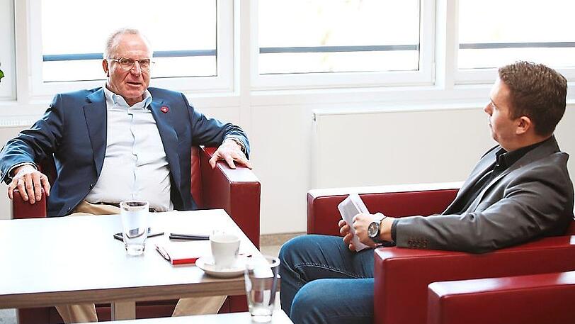 Karl-Heinz Rummenigge (l.) im Gespräch mit AZ-Redakteur Maximilian Koch.