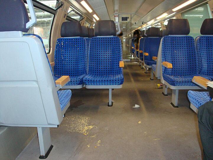 So sah es im Zug nach der Keks-Attacke aus.