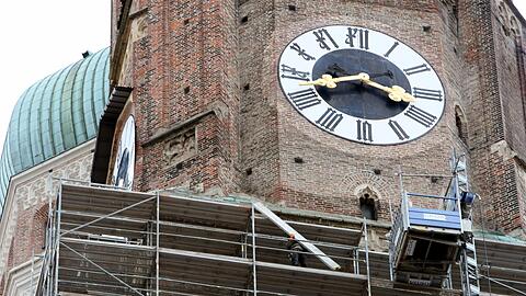 Die Frauenkirche wird weiter renoviert: Nachdem der Nordturm fertig ist, ist jetzt der Südturm dran.