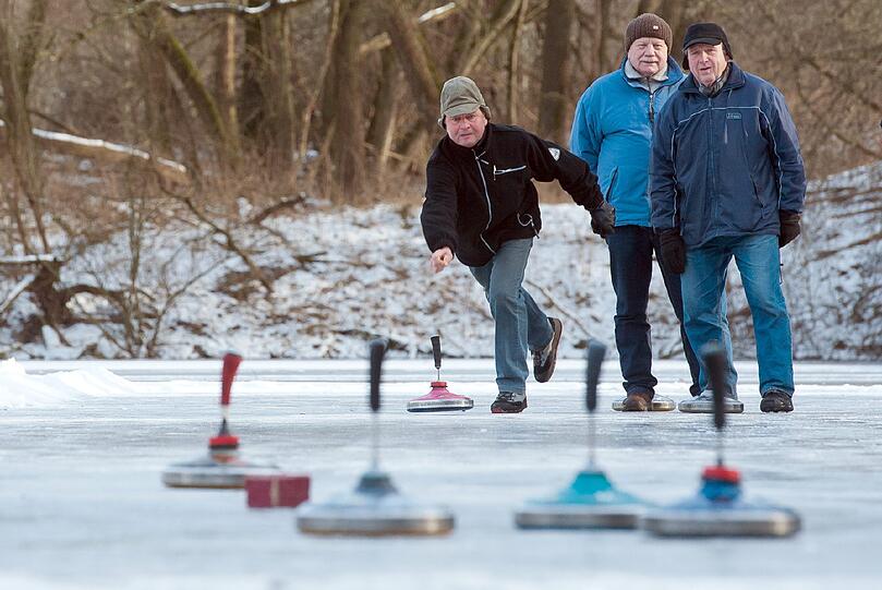 Die frostigen Temperaturen haben auch ihr Gutes: die Eisstockschützen freuen sich.