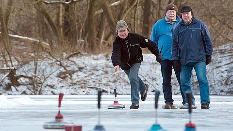 Die frostigen Temperaturen haben auch ihr Gutes: die Eisstockschützen freuen sich.