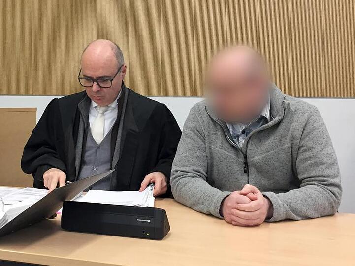 Der 47-Jährige (r) muss zehn Jahre ins Gefängnis.