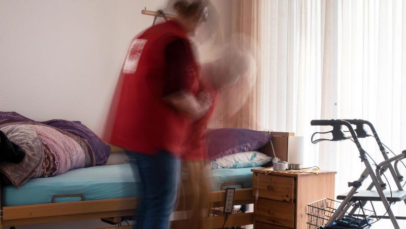 Eine Pflegerin hilft einer alten Frau beim Aufstehen aus ihrem Bett. Foto: Jana Bauch/Archiv Eine Pflegerin hilft einer alten Frau beim Aufstehen aus ihrem Bett. Foto: Jana Bauch/Archiv