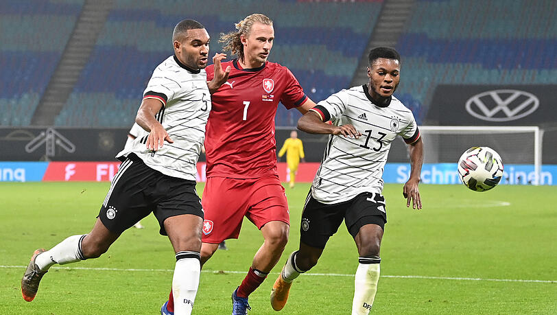 Jonathan Tah (l) und Ridle Baku (r) von Deutschland gegen Antonin Barak (M) von Tschechien. Jonathan Tah (l) und Ridle Baku (r) von Deutschland gegen Antonin Barak (M) von Tschechien.