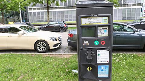 Die Neugierde wurde zum Verhängnis: Die Feuerwehr musste die Hand eines Mädchens aus einem Parkautomaten befreien. (Symbolbild)