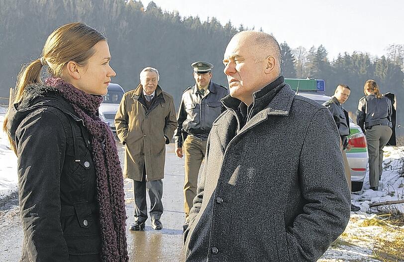 Im ZDF-Thriller &bdquo;Todsünde&ldquo; sind die junge Kommissarin Liz Sinkel (Lisa Maria Potthoff, li.) und ihr erfahrener Vorgesetzte Polonius Fischer (Hanns Zischler) ein ungleiches Gespann.