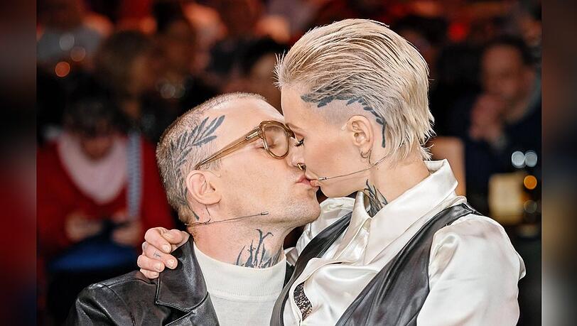 Ein Kuss im TV zum Beweis ihrer Liebe: Eric und Edith Stehfest. Ein Kuss im TV zum Beweis ihrer Liebe: Eric und Edith Stehfest.