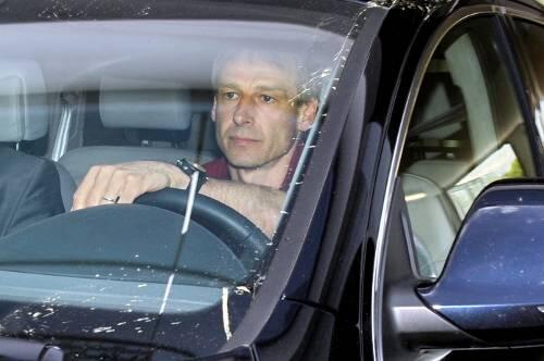Fährt nach seiner Entlassung frustriert aus der Tiefgarage an der Säbener Straße: Jürgen Klinsmann.