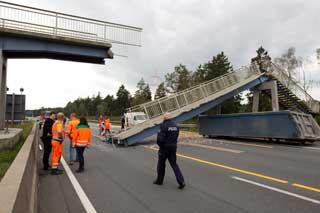 Durch den Fehler eines LkW-Fahrers ist am Donnerstag eine Fußgängerbrücke über der belebten A2 zusammengekracht.