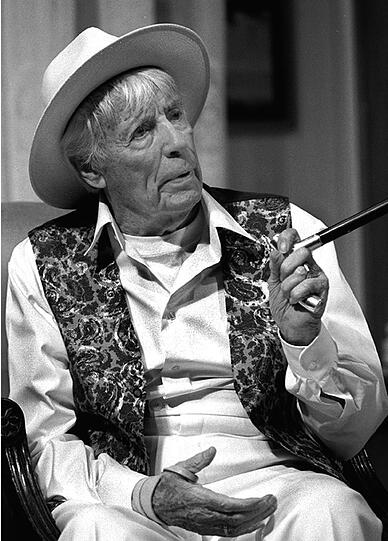 Johannes Heesters als Georg Neumann während einer Theaterprobe in Berlin. Er spielte dort einen 90jährigen Pensionär, der seinen Wohnungsnachbarn auf die Nerven geht. Die Komödie "Ein gesegnetes Alter" von Curth Flatow wurde 1996 im Theater am Kurfürstendamm unter der Regie von Jürgen Wölffer uraufgeführt.