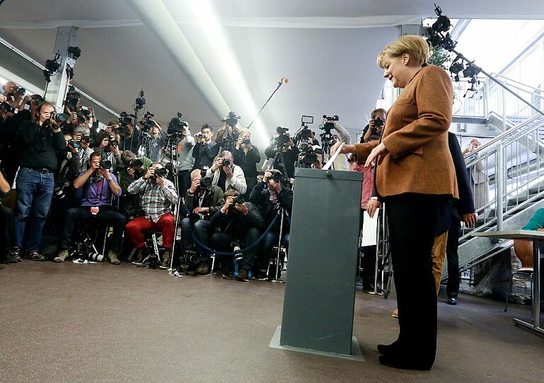 Bundeskanzlerin Angela Merkel (CDU) wirft am 22.09.2013 in Berlin ihren Stimmzettel zur Bundestagswahl 2013 in die Wahlurne.