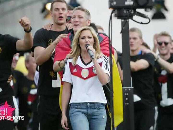 Helene Fischer heizt den WM-Helden ordentlich ein