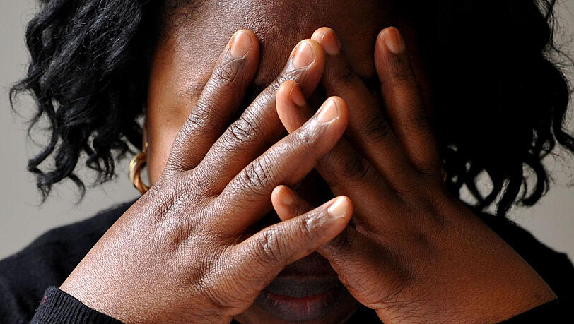 „Sie haben in ihren Heimatländern oder auf der Flucht Schreckliche erlebt.“ Ein Flüchtlingsmädchen schlägt die Hände vors Gesicht. „Sie haben in ihren Heimatländern oder auf der Flucht Schreckliche erlebt.“ Ein Flüchtlingsmädchen schlägt die Hände vors Gesicht.