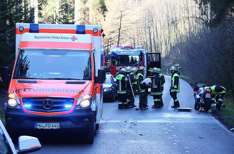 Bilder vom Unfallort in Gars am Inn. Ein Motorradfahrer geriet auf die Gegenfahrbahn und kollidierte mit einem BMW.