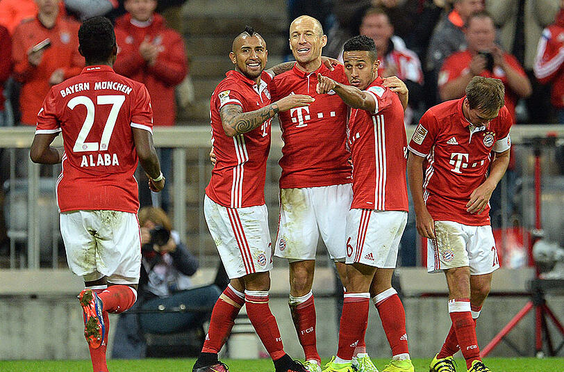 Die Bayern jubeln nach dem 3:0-Treffer von Arjen Robben (m.). Der Niederländer feierte am Mittwochabend sein Comeback.