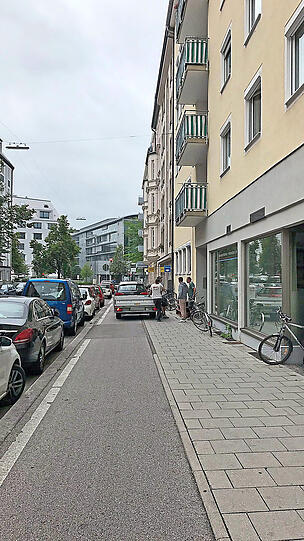 Autos und Lieferwagen, die auf dem Radweg parken und so zur Gefahr für Radler und Fußgänger werden können. Solche Situationen sind in ganz München zu beobachten.