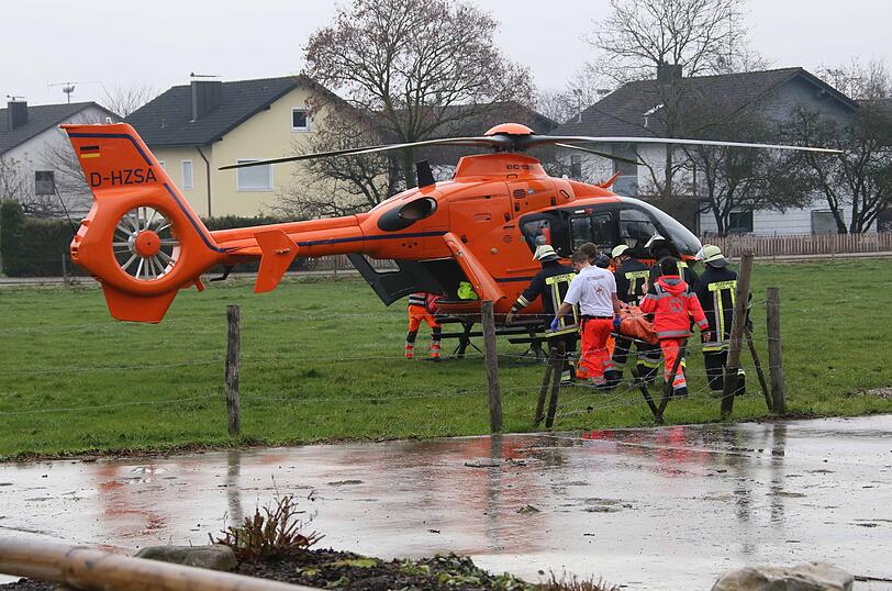 Eine 34-Jährige ist am Sonntagmorgen mit einem Kleintransporter gegen einen Baum geprallt.