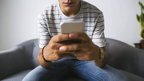 Schlechter Einfluss aus dem Internet? Nicht immer sind rechtsextreme Inhalte gleich als solche zu erkennen - viele Jugendliche stolpern daher fast zwangsläufig über problematische Seiten.