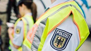 Die Bundespolizei nahm den Schläger fest. Die Bundespolizei nahm den Schläger fest.