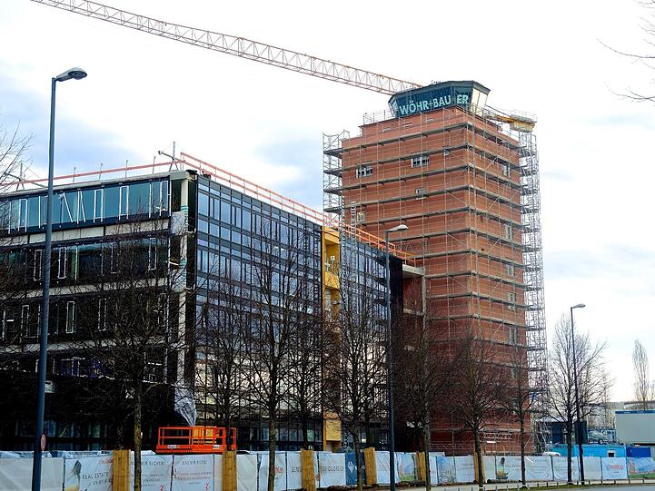 Das Relikt des alten Riemer Flughafens wird reaktiviert: Der Tower wird zur Lounge und zum Showroom der Brainlab Hightech-Medizintechnik.