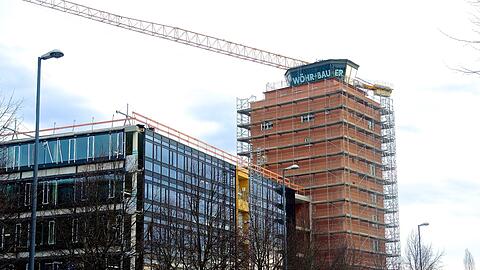 Das Relikt des alten Riemer Flughafens wird reaktiviert: Der Tower wird zur Lounge und zum Showroom der Brainlab Hightech-Medizintechnik.