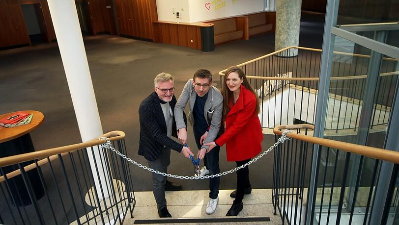 Jürgen Enninger von der Stadt, Marco Eisenack von Mucbook und Kerstin Kruppok von ehret + klein eröffnen das neue Kreativzentrum. Jürgen Enninger von der Stadt, Marco Eisenack von Mucbook und Kerstin Kruppok von ehret + klein eröffnen das neue Kreativzentrum.