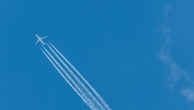 Ein Flugzeug zieht Kondensstreifen hinter sich her. Foto: Robert Michael/Archivbild Ein Flugzeug zieht Kondensstreifen hinter sich her. Foto: Robert Michael/Archivbild
