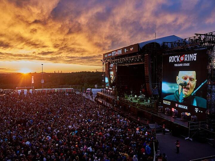Die Smashing Pumpkins auf der Bühne und die Sonne am Horizont.