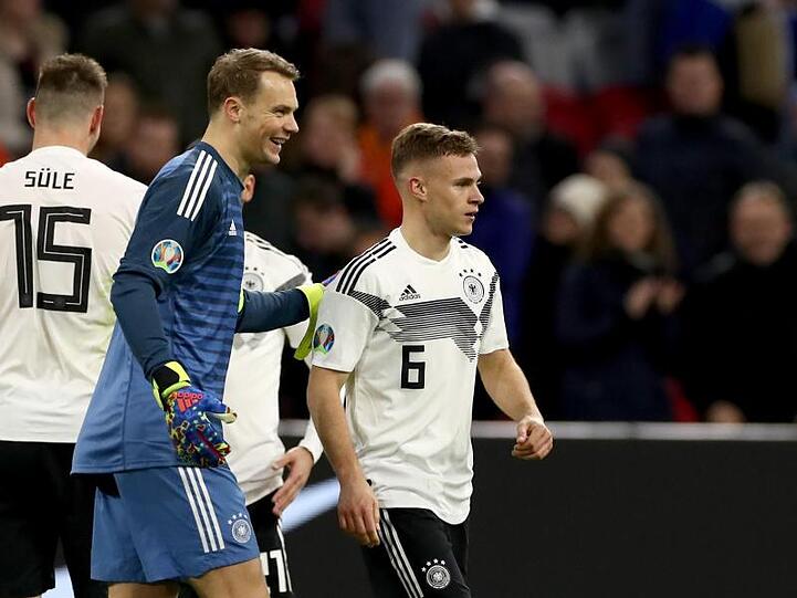 Happy: DFB-Keeper Manuel Neuer (l) feiert mit Joshua Kimmich den Sieg gegen die Niederlande.