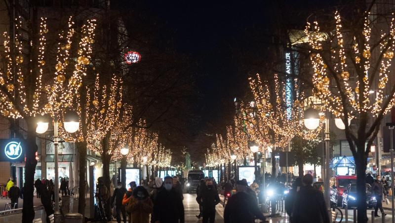 Trotz abgesagter Weihnachtsmärkte verbreiten zumindest Lichterketten festliche Stimmung in den Innenstädten.