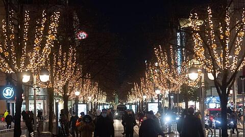 Trotz abgesagter Weihnachtsmärkte verbreiten zumindest Lichterketten festliche Stimmung in den Innenstädten.