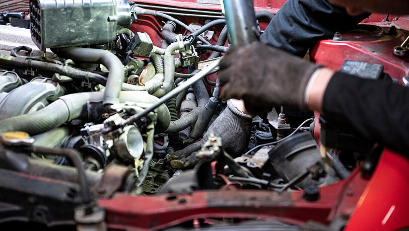 Die AZ hat drei Werkstätten besucht und sich erklären lassen, wo die Automechaniker Probleme sehen und warum sie trotzdem gerne an Pkw werkeln. (Symbolbild)