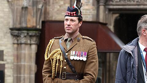 Johnny Thompson, Spitzname "Major Augenweide", soll der schönste Mann im Buckingham Palast sein.