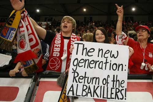 Völlig aus dem Häuschen: Bambergs &bdquo;Alba-Killer&ldquo;-Fans beim Heimtriumph gegen Berlin.