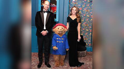 Prinz William und Prinzessin Kate mit dem niedlichen Paddington Bär. Prinz William und Prinzessin Kate mit dem niedlichen Paddington Bär.
